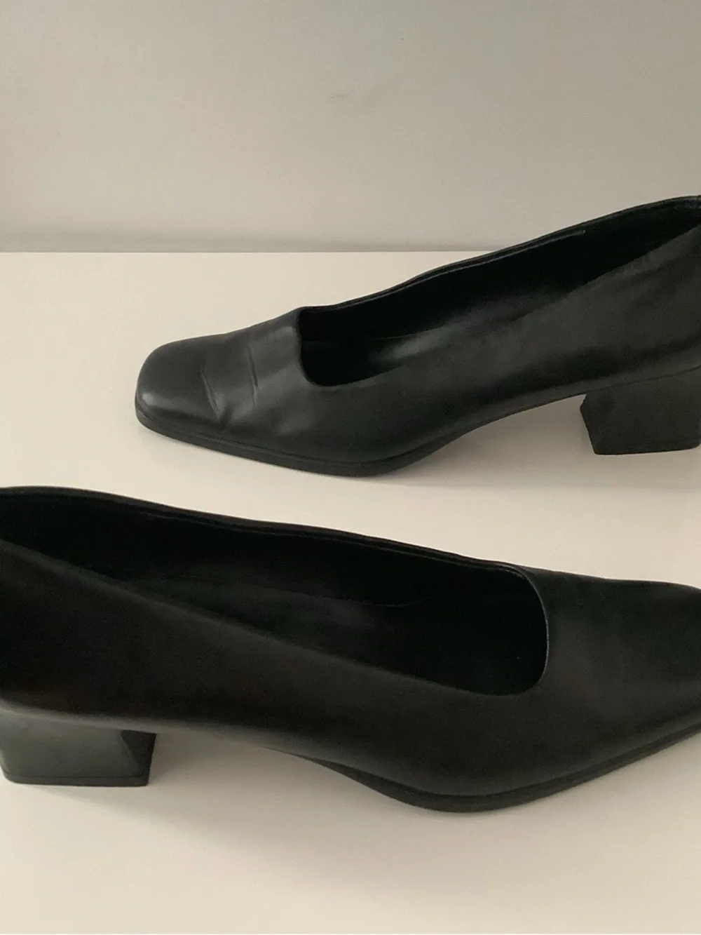 AEROSOLES Black Square Toe Low Block Heel Pumps - Picture 2 of 6
